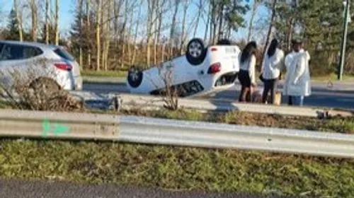 La voiture termine sur le toit